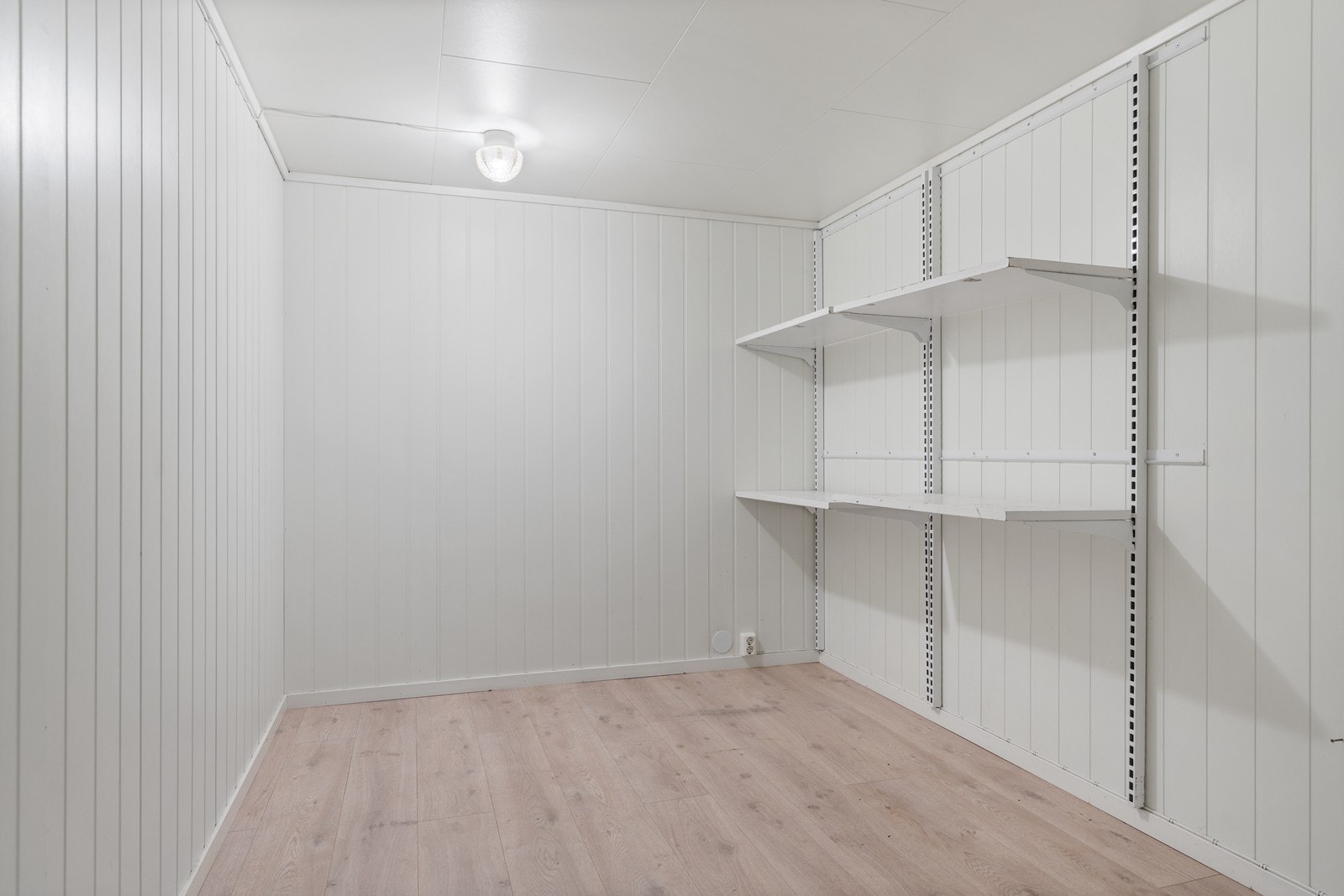 Fra hallen finner du et fleksibelt rom som kan benyttes etter ønske og behov - perfekt som kjellerstue, hjemmekontor eller hobbyrom Galleribilde