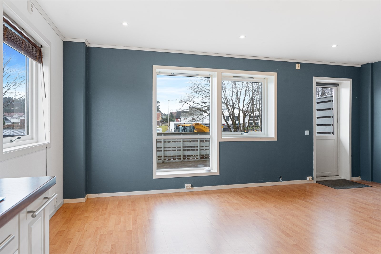 Gode møbleringsmuligheter med god plass til sofagruppe og spisebord Galleribilde