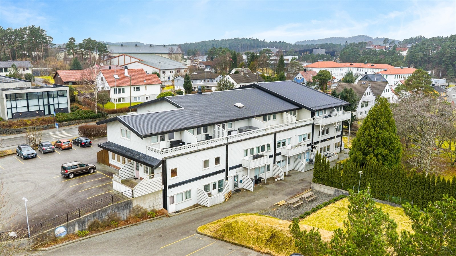 Gode parkeringsmuligheter med stor felles parkeringsplass Galleribilde