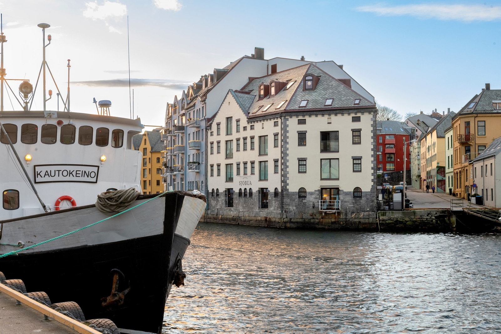 Her kan du kjøpe fersk sjømat rett fra fiskebåtene som legger til kai i nærheten Galleribilde