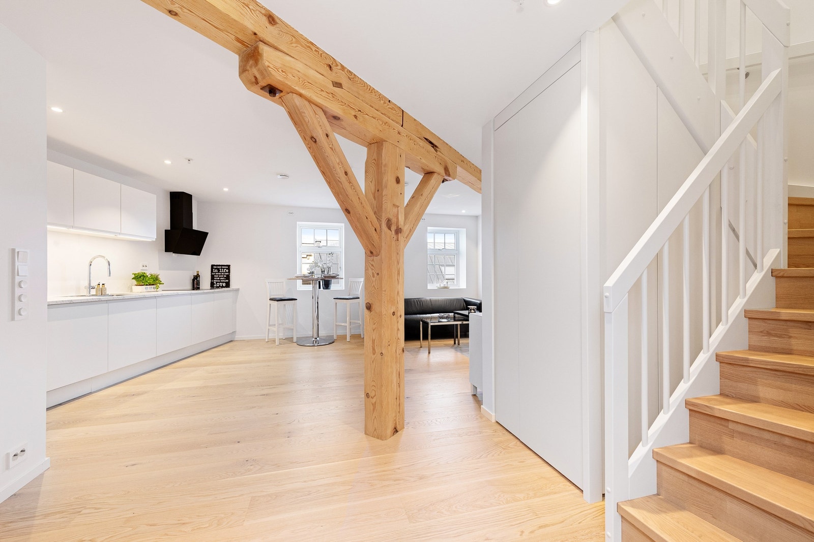 Fra stuen fører trappen deg opp til den private sonen på loftet Galleribilde