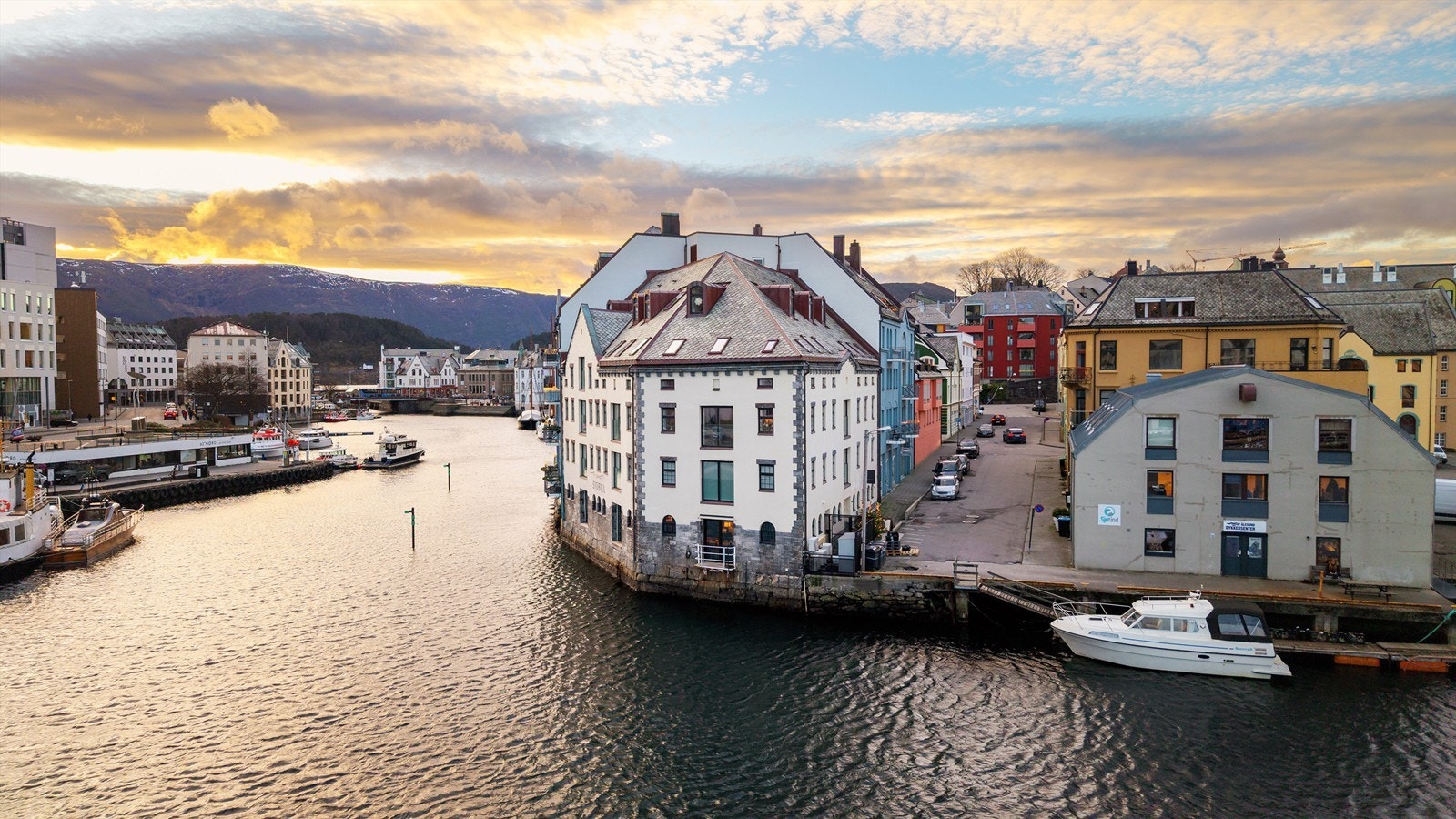 Beliggenheten gir deg en unik mulighet til å oppleve Ålesunds særpregede arkitektur fra første rad Galleribilde