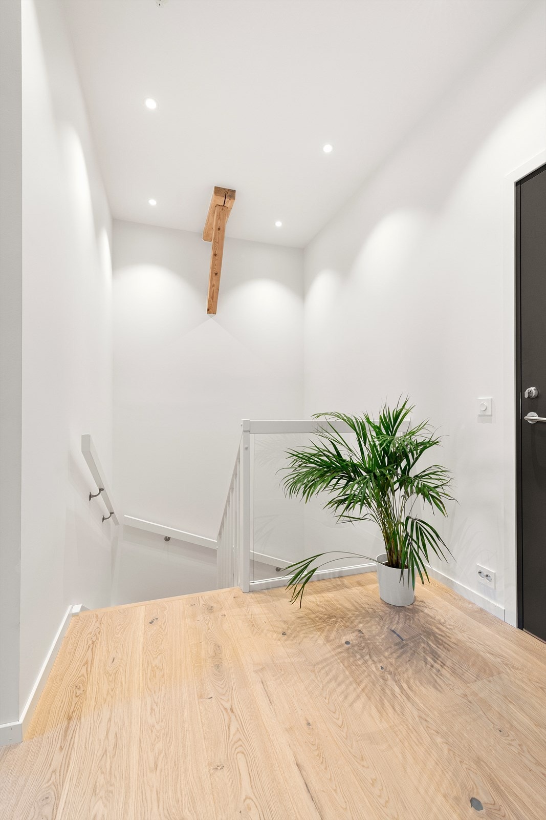 Hallen på loftet har downlights i taket og gir adkomst til etasjens øvrige rom Galleribilde