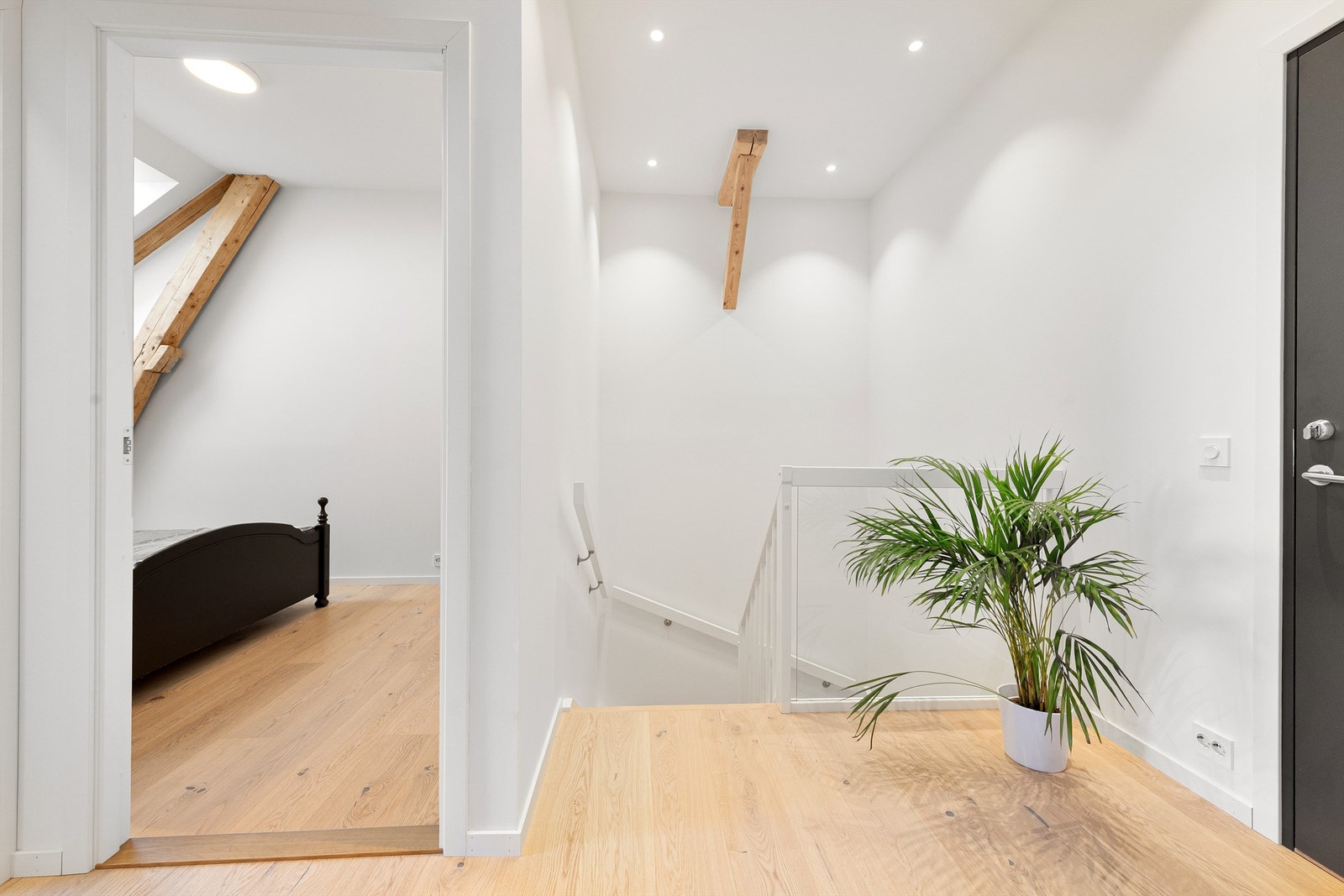 Loftsetasjen rommer en hall, to soverom og et romslig bad Galleribilde