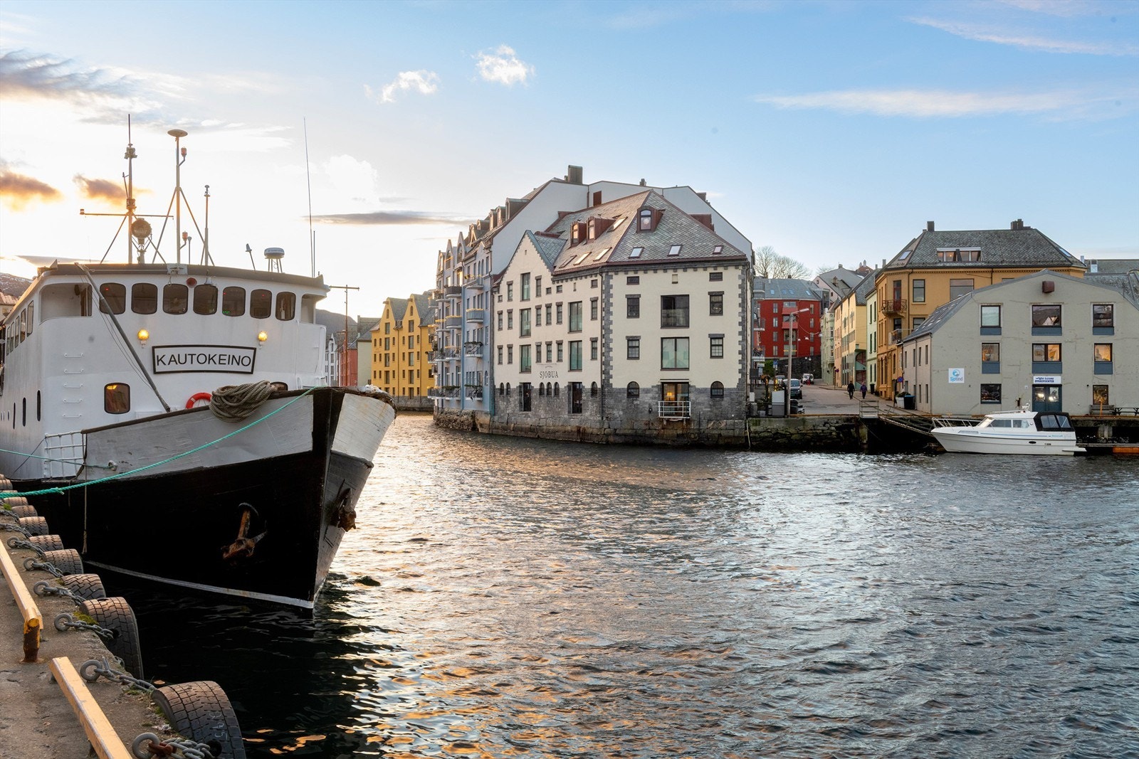 Hverdagslogistikken er enkel med butikker som Bunnpris og Kiwi innen få minutters gange Galleribilde