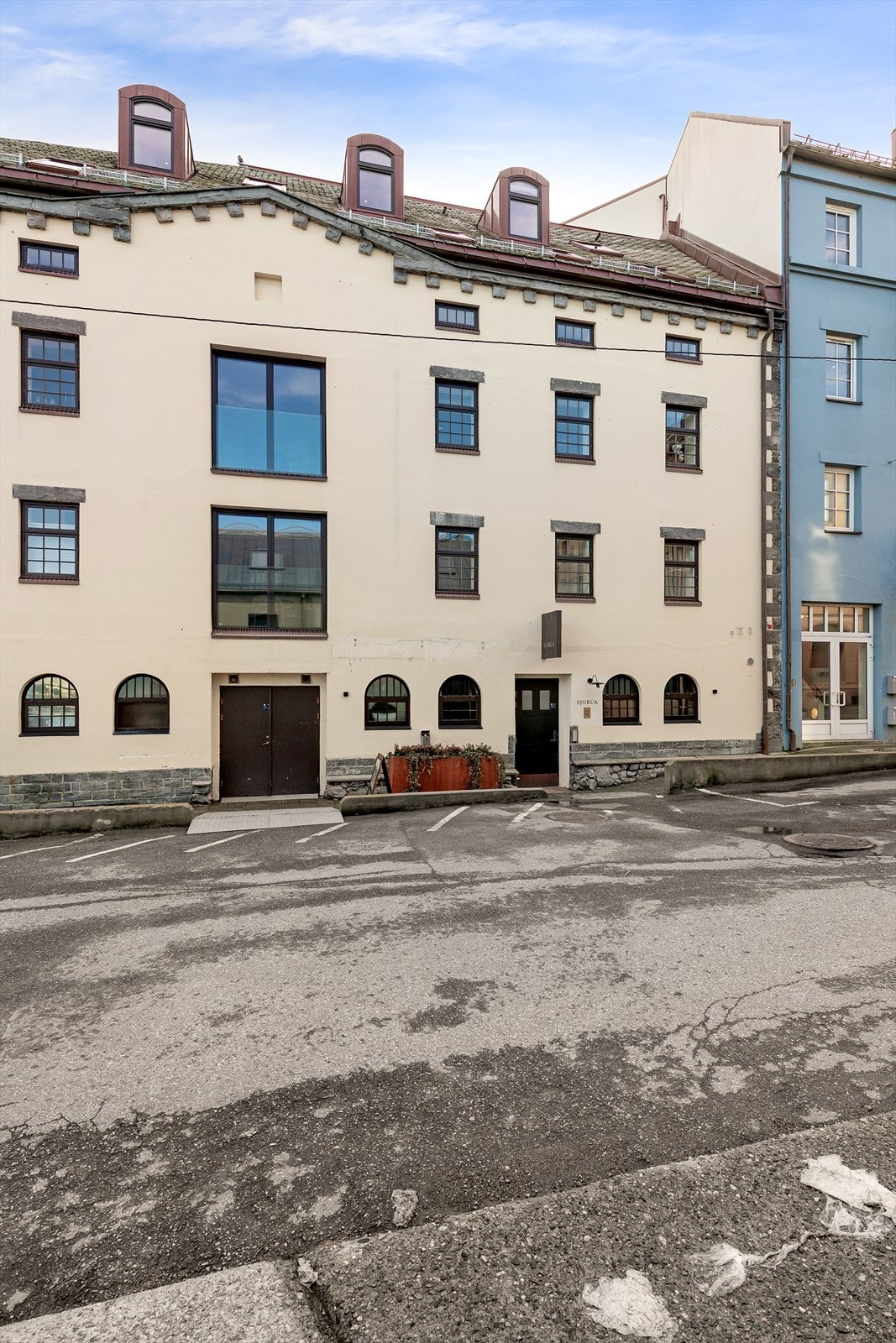 Eiendommen har en karakteristisk fasade som er en del av byens unike jugendstilarkitektur Galleribilde