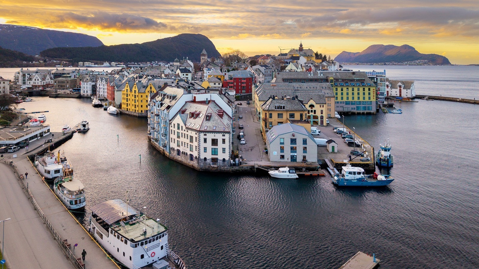 Her bor du med utsikt mot byens tak, fjellene og havet Galleribilde