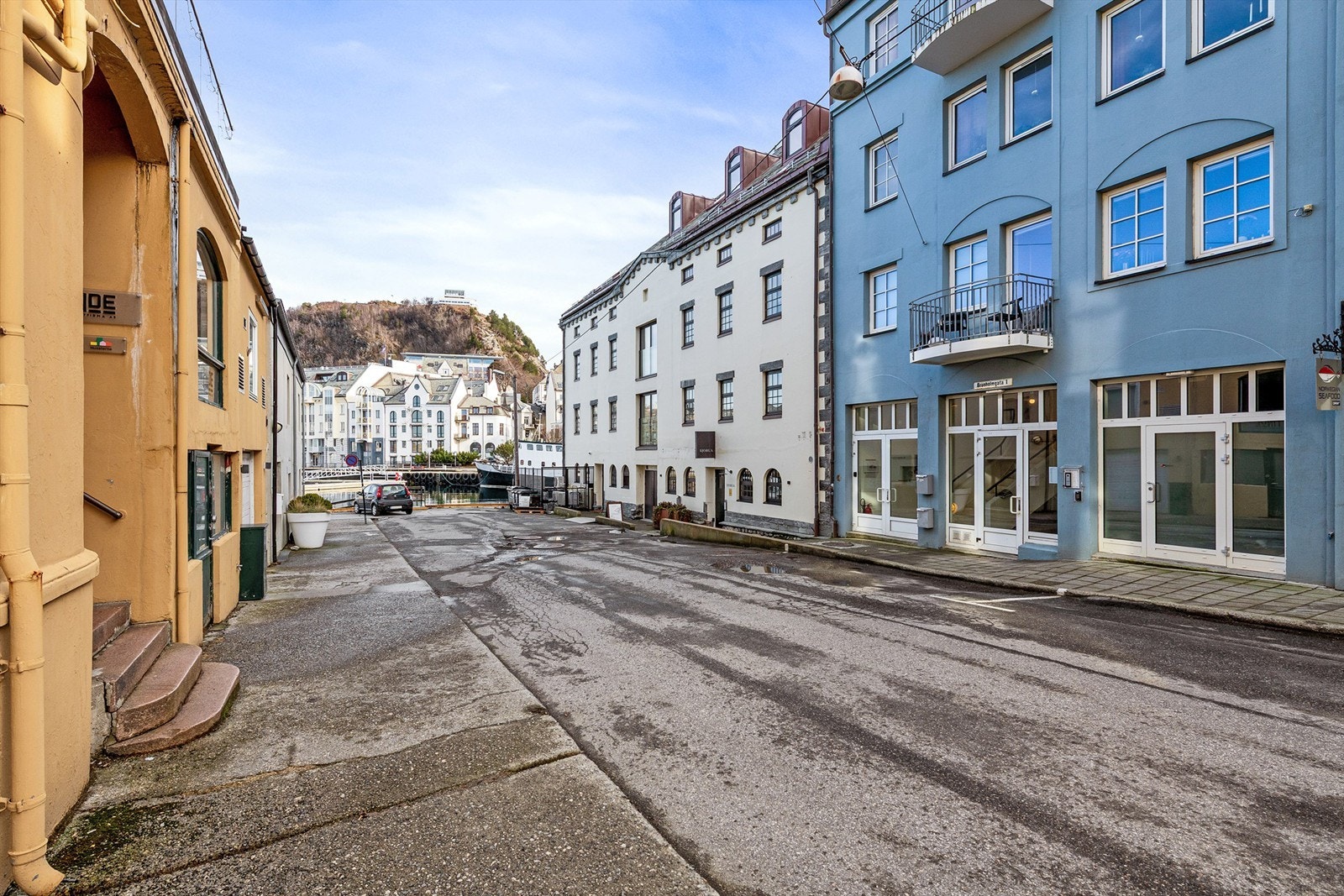 Fra Brunholmgata har du umiddelbar nærhet til Brosundet og det yrende bylivet Galleribilde