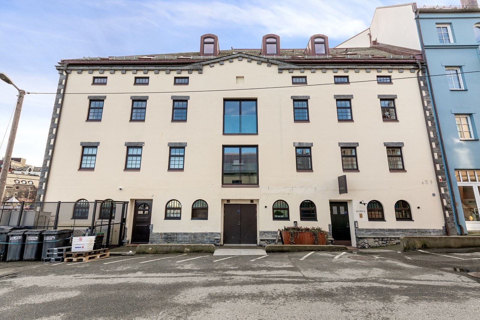Leiligheten ligger i en klassisk bygård fra 1906, sentralt i Ålesund Galleribilde