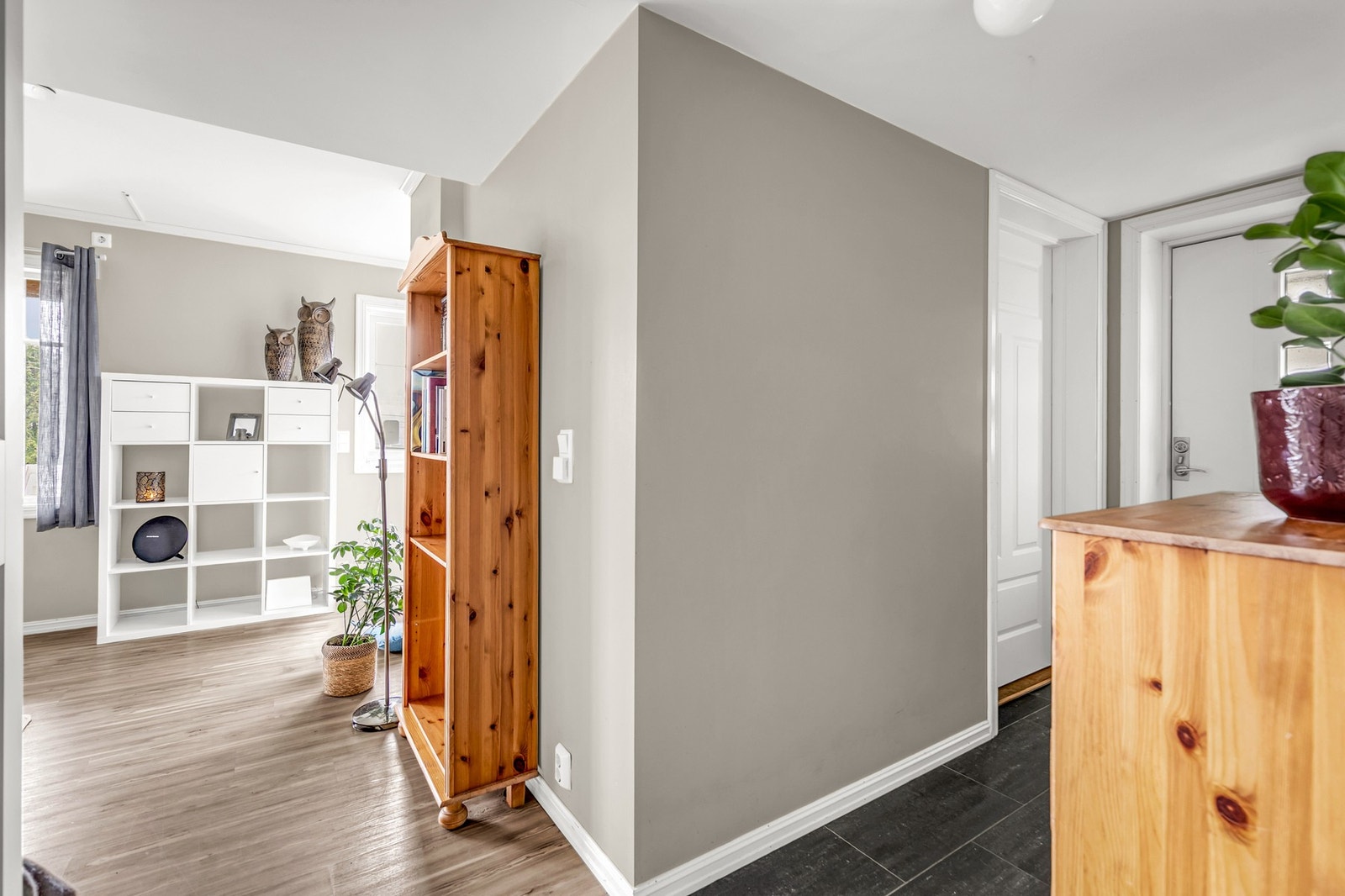 Leiligheten er malt i tidsriktige farger Galleribilde