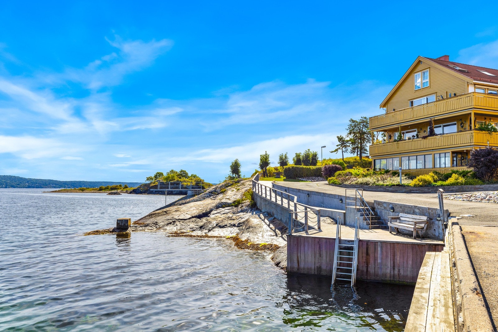 Slemmestad har en fantastisk kystline, her ved Odden som er er populært badested for både små og store Galleribilde