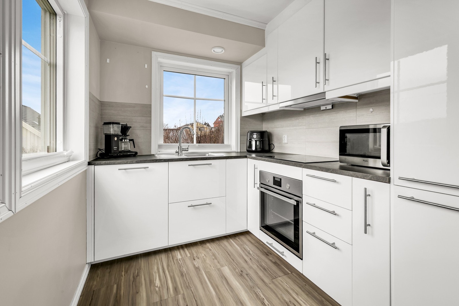 Fra kjøkkenet har man en fri utsikt over Slemmestad Galleribilde