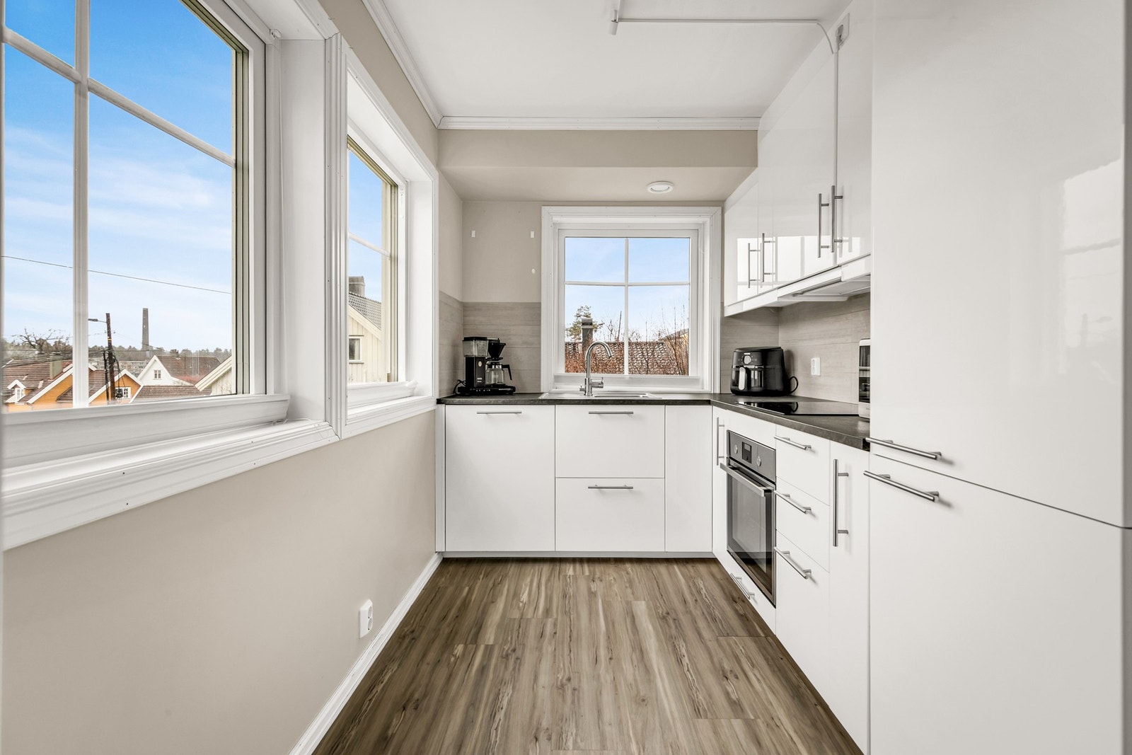 Pent og moderne kjøkken med integrerte hvitevarer Galleribilde