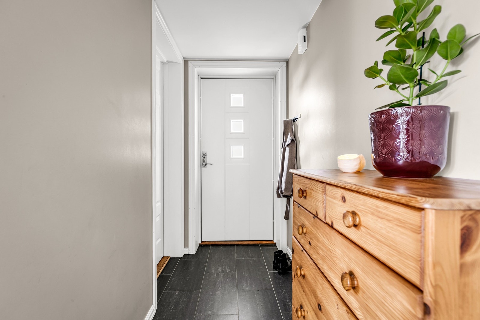 Leiligheten har en gjennomgående bra standard og fremstår som lys og tiltalende Galleribilde