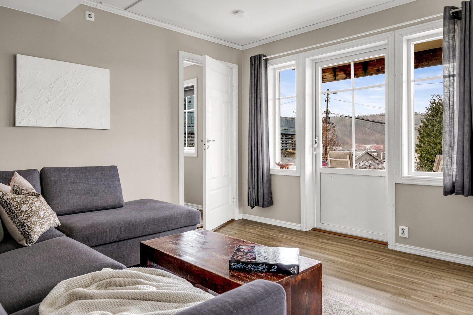 Fra stuen har man direkte utgang til en hyggelig terrasseplatting Galleribilde