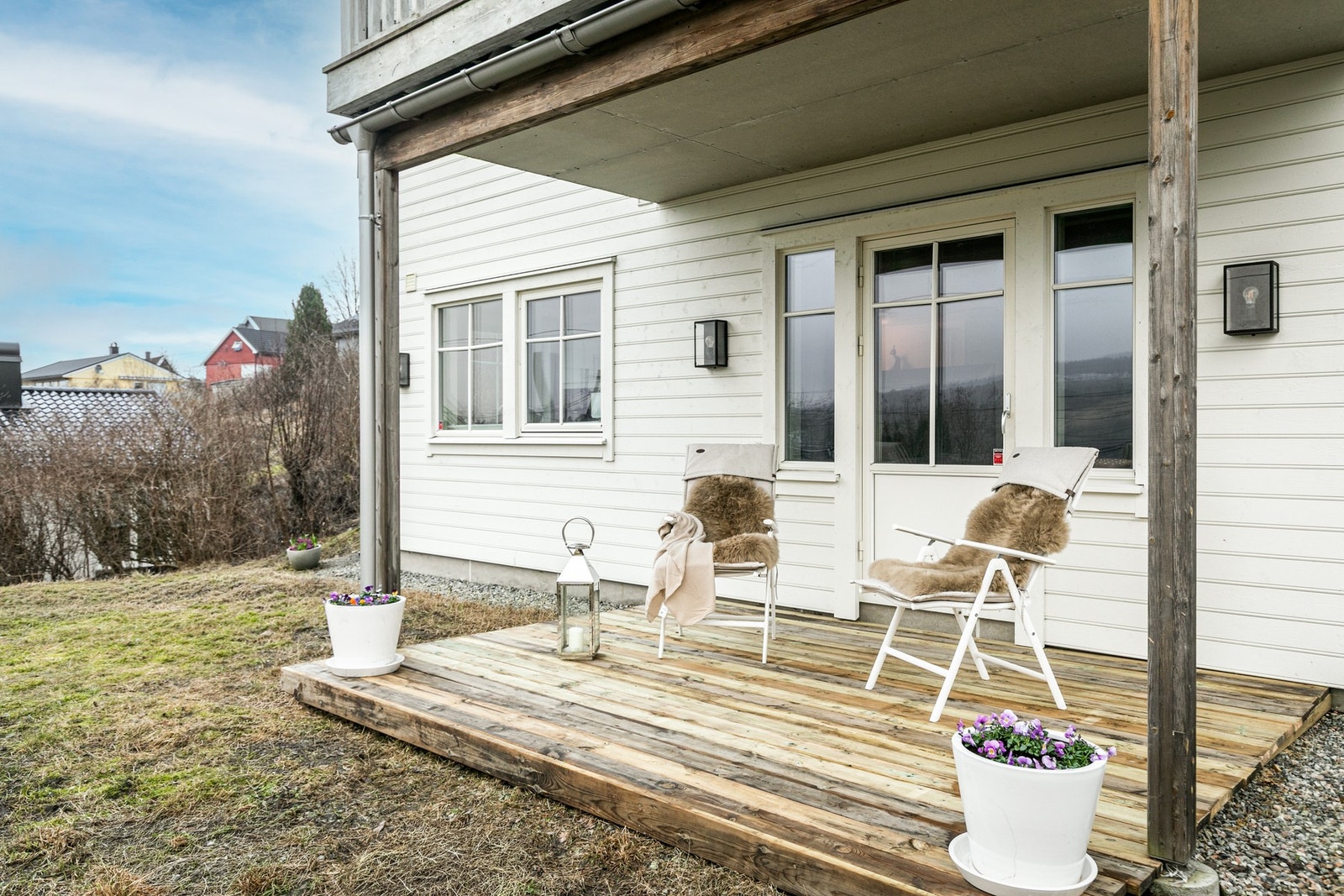 Uteplassen ligger vestvendt til. Her man man sen kveldsol Galleribilde