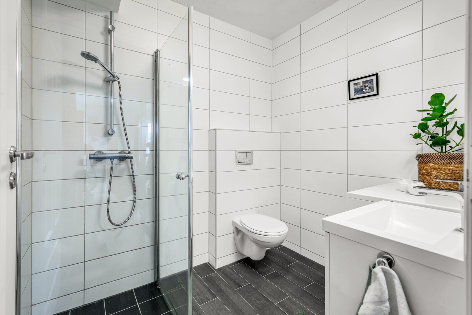 Flislagt baderom med opplegg for vaskemaskin. Varme i gulv. Galleribilde