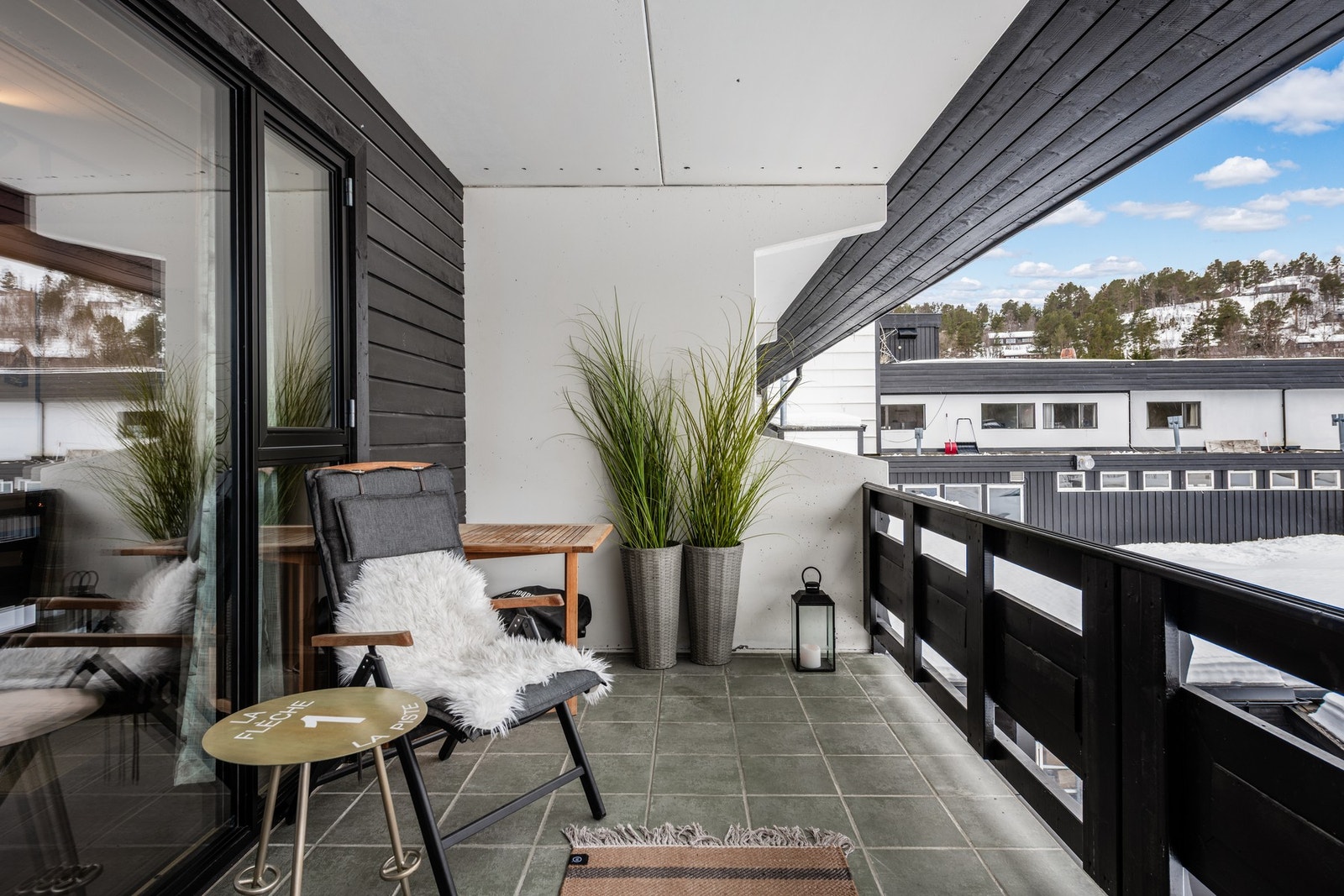 Nyt den friske fjelluften fra balkongen Galleribilde