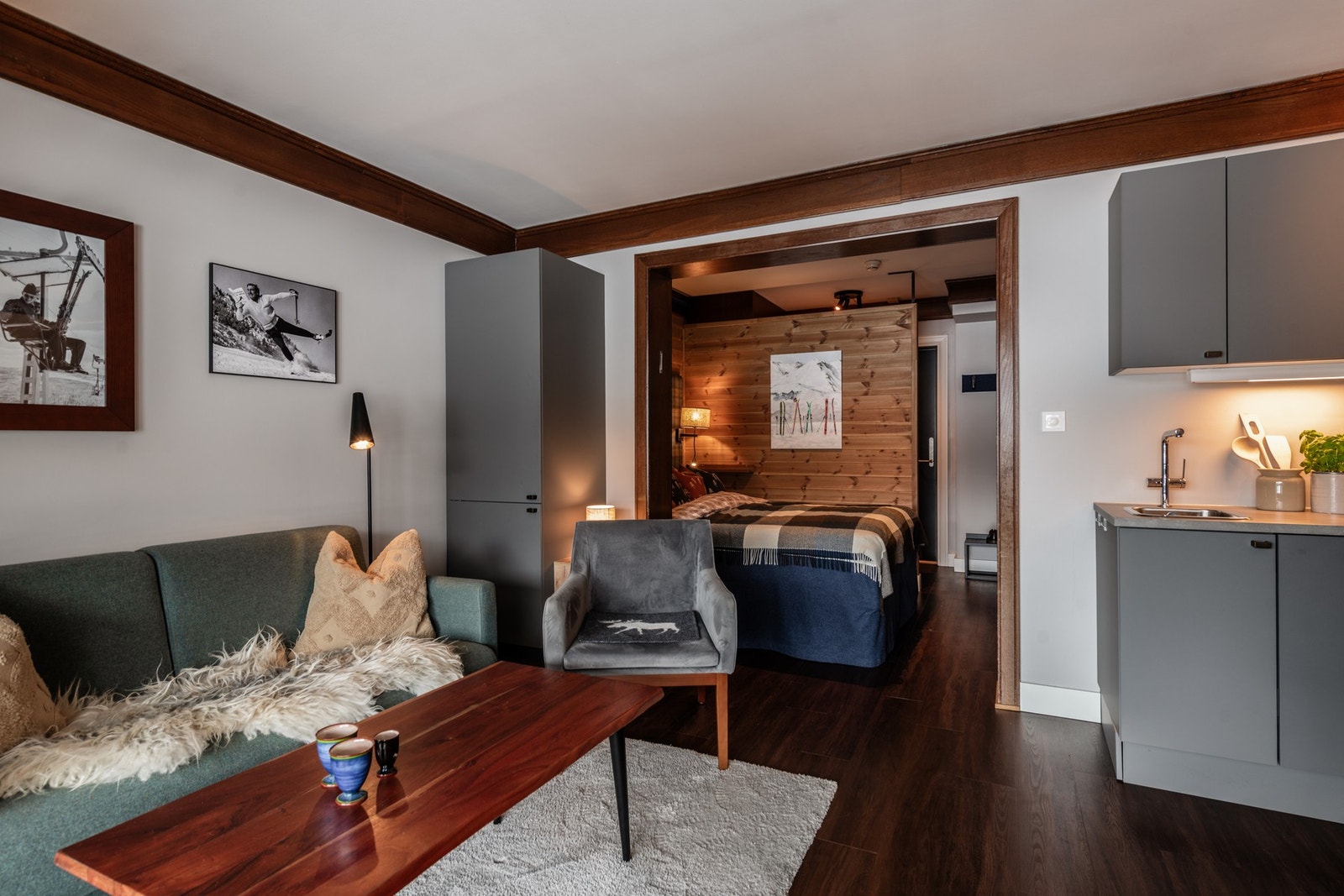 Kjøl/frys i hjørnet av kjøkken/stue Galleribilde