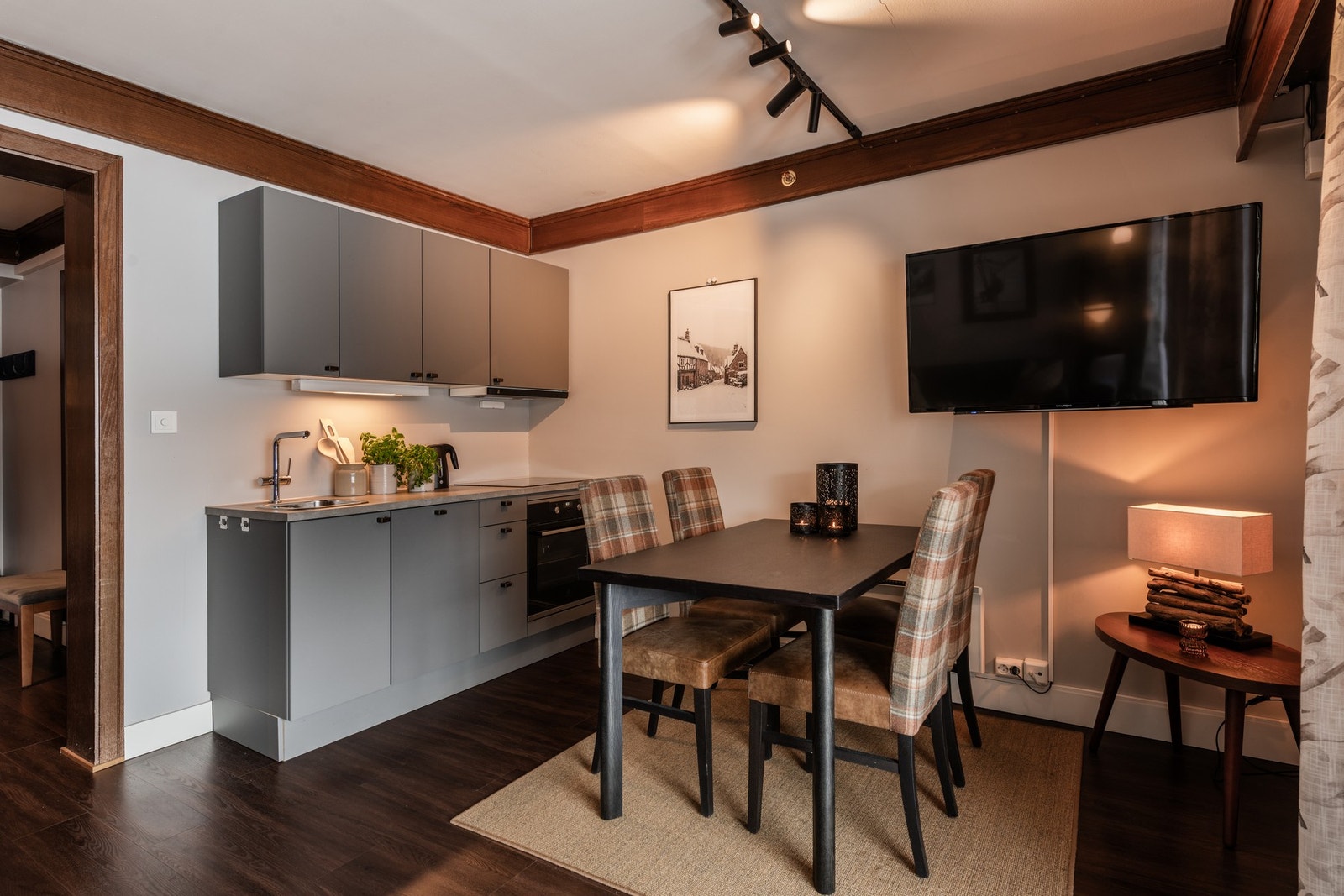 Kjøkkenet har integrerte hvitevarer Galleribilde