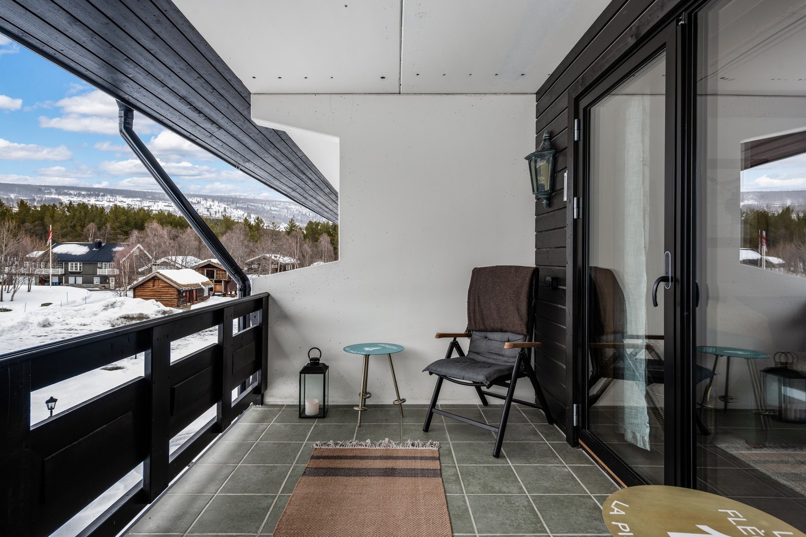 Hyggelig balkong med plass utemøbler Galleribilde