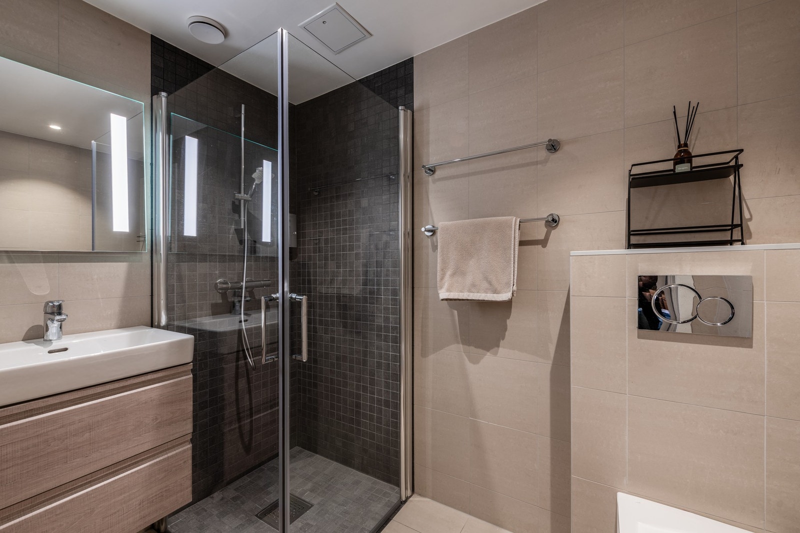 Lekkert, flislagt bad i lune fargetoner Galleribilde