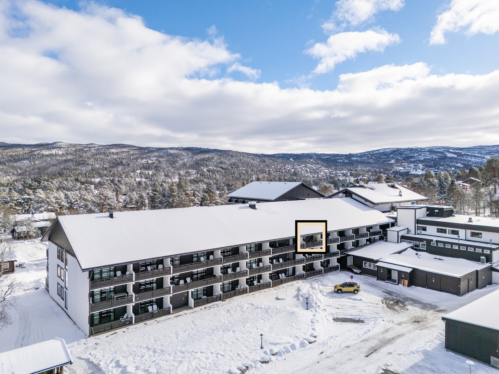 Lokal Eiendomsmegler MNEF/Partner/Økonom Ådne Holestøl Hognerud har gleden av å ønske velkommen til Bardølavegen 33! (Foto: Terje Bjørnsen) Galleribilde