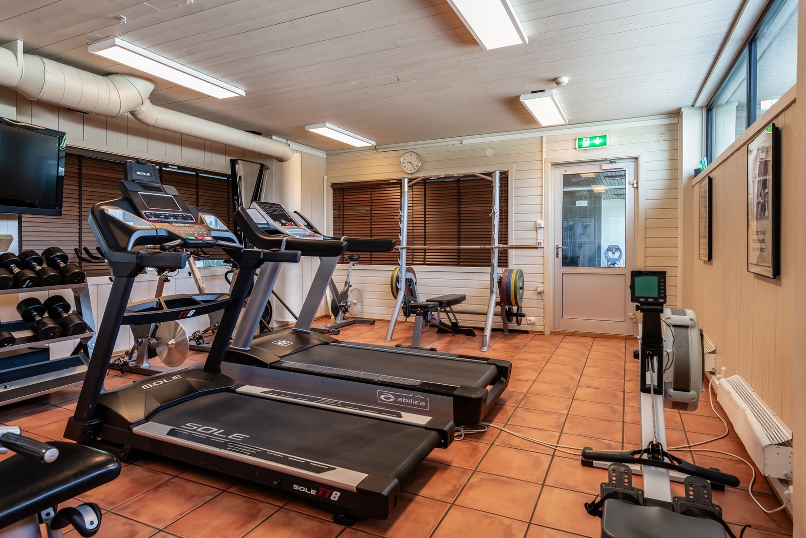 Treningsrom med diverse apparater Galleribilde