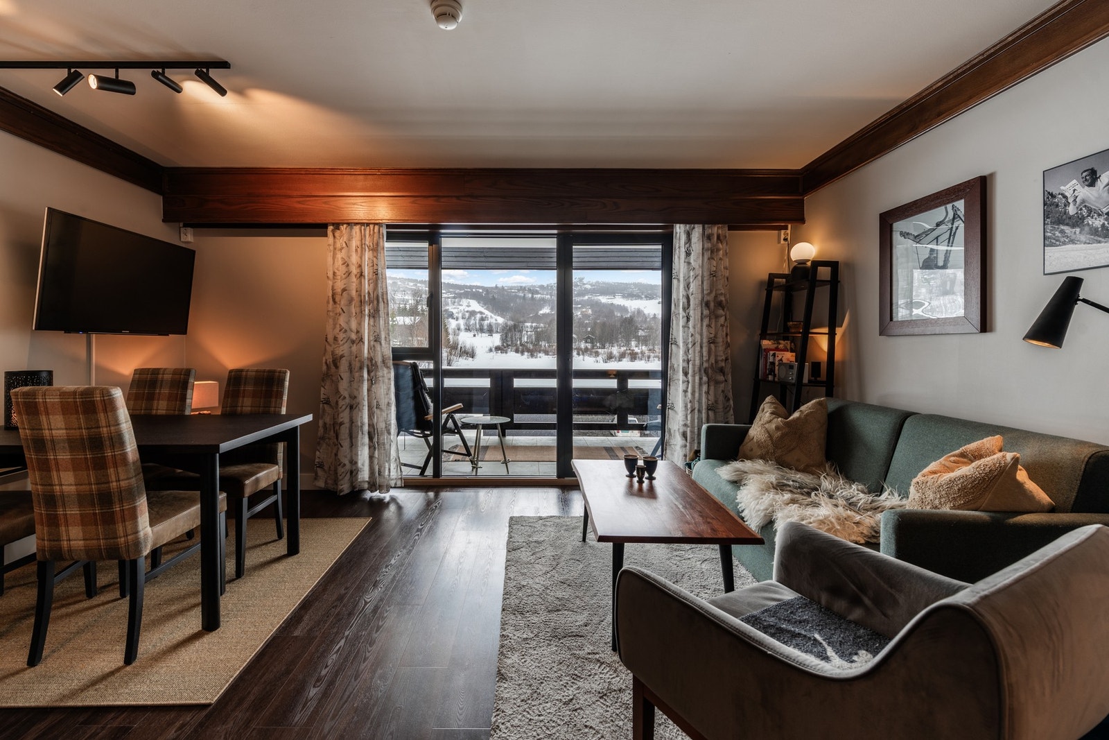 Åpen løsning mellom stue og kjøkken Galleribilde