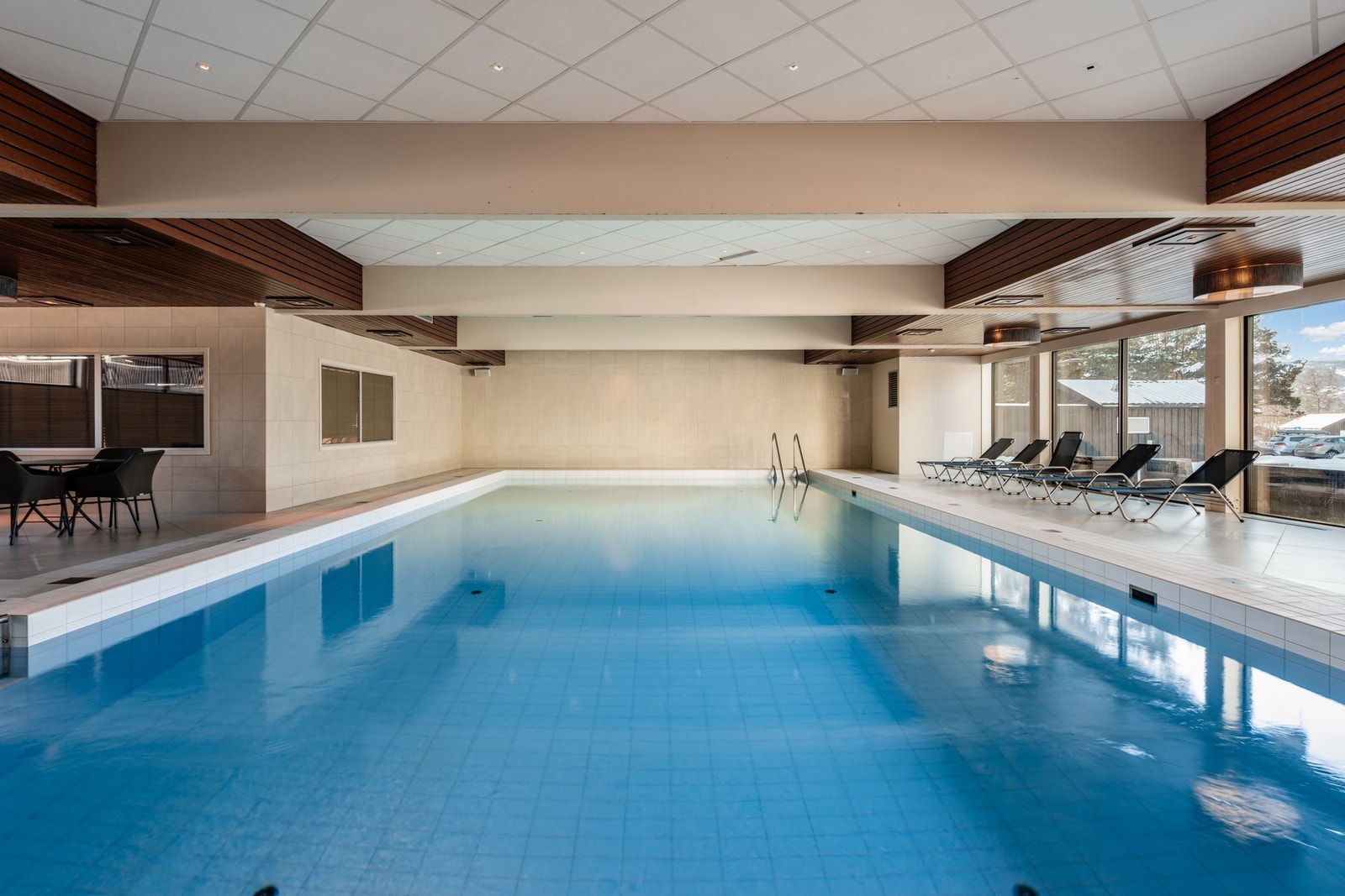 Ta en rolig svømmeøkt i bassenget Galleribilde