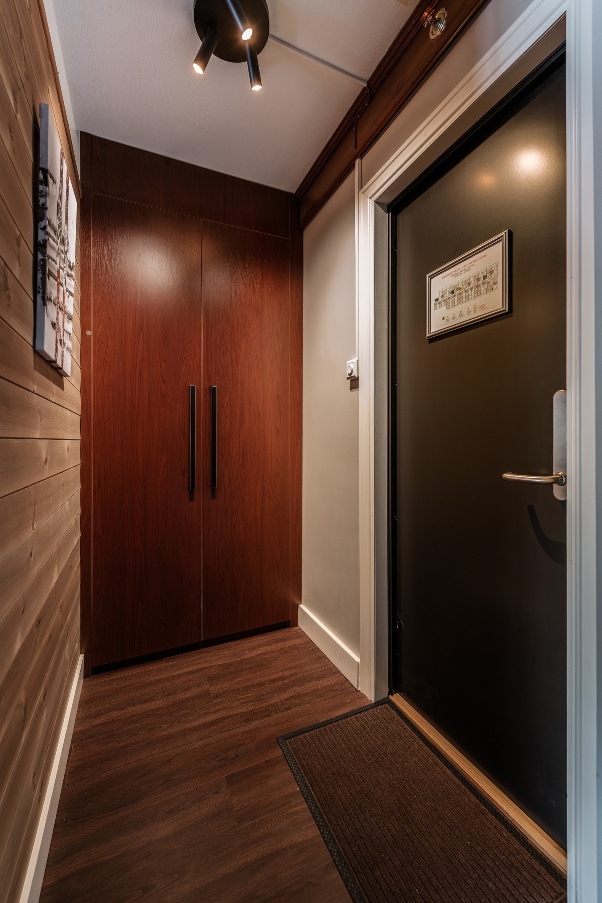 Garderobeskap i entré Galleribilde