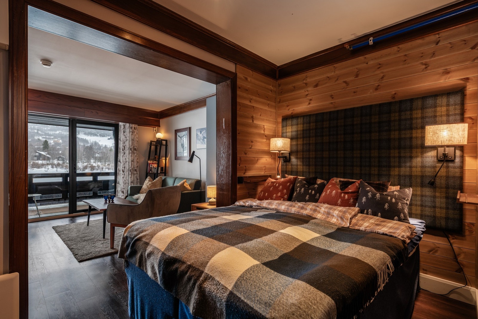 Forlengelse av stuen er innredet med seng Galleribilde