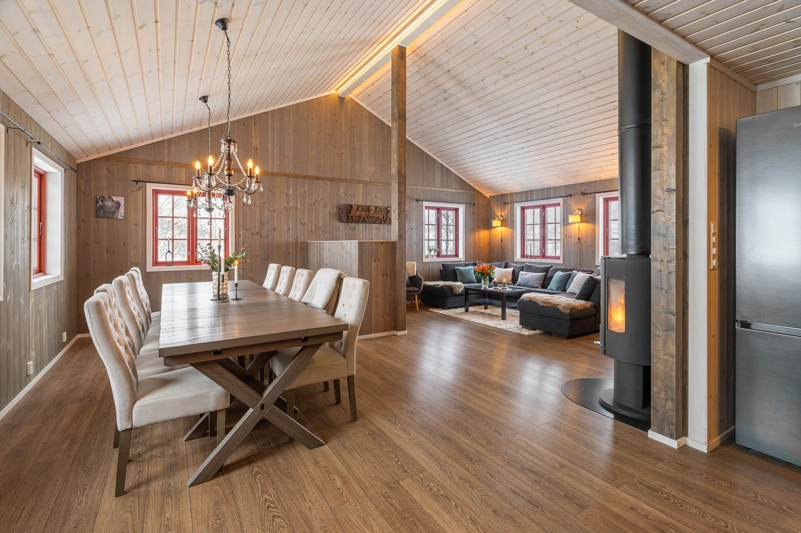 Her er det en deilig peisovn og varmepumpe. Varmepumpen har hatt vedlikehold i 2026. Galleribilde