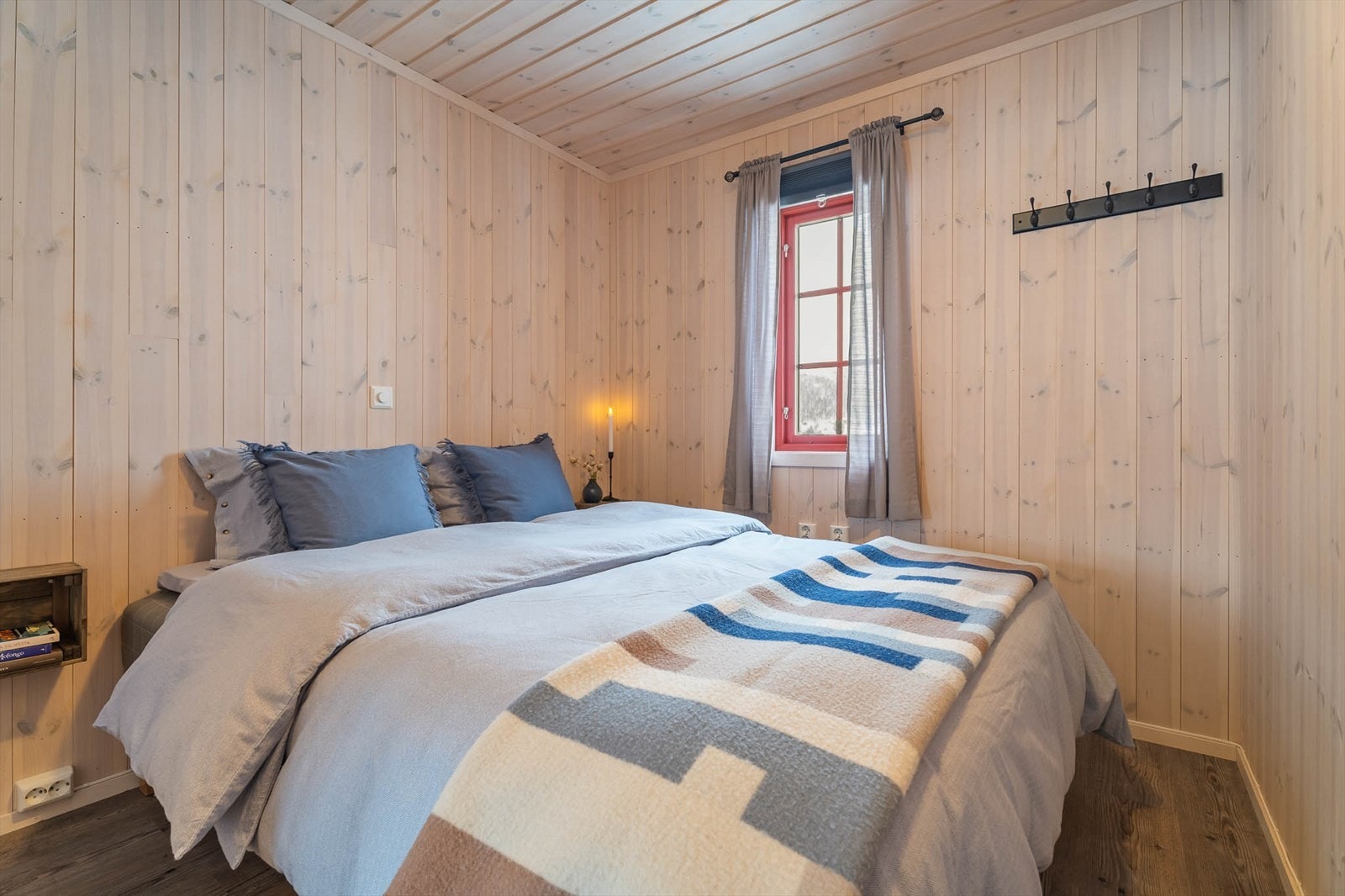 Soverom nr. 1 med laminat på gulv og panel på vegger. Rommet har dobbeltseng. Galleribilde