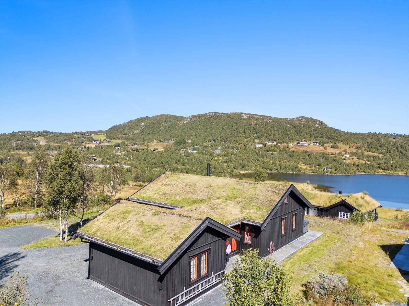 Det er stor parkeringsplass like ved hytteveggen, og elbillader til to biler. Galleribilde