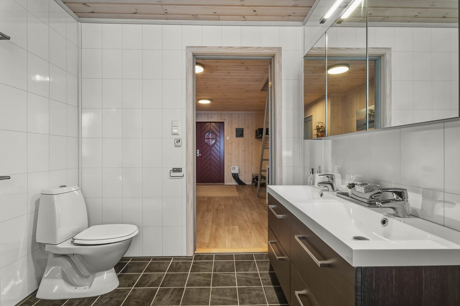 Det er varmekabler i gulv og elektrisk styrt vifte. Galleribilde