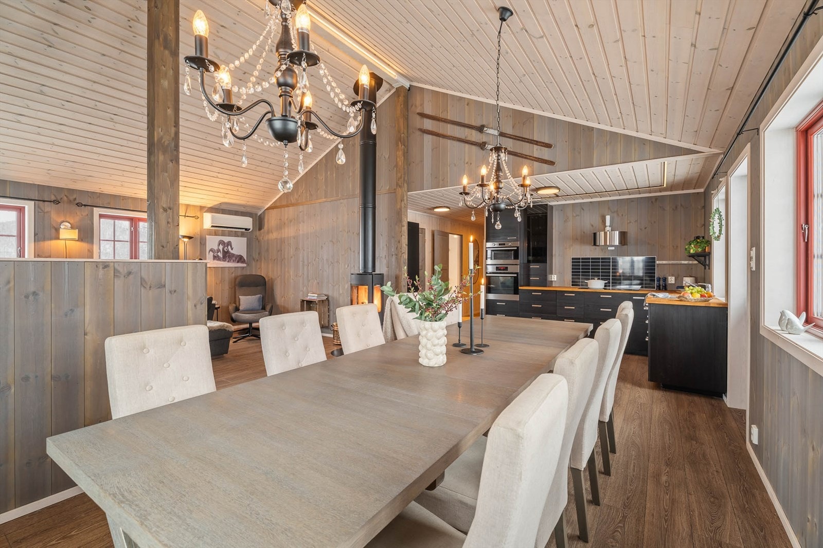 Kjøkkendelen har en pen IKEA innredning med slette fronter, heltre benkeplate og beskyttelsesplater over deler av kjøkkenbenk. Galleribilde