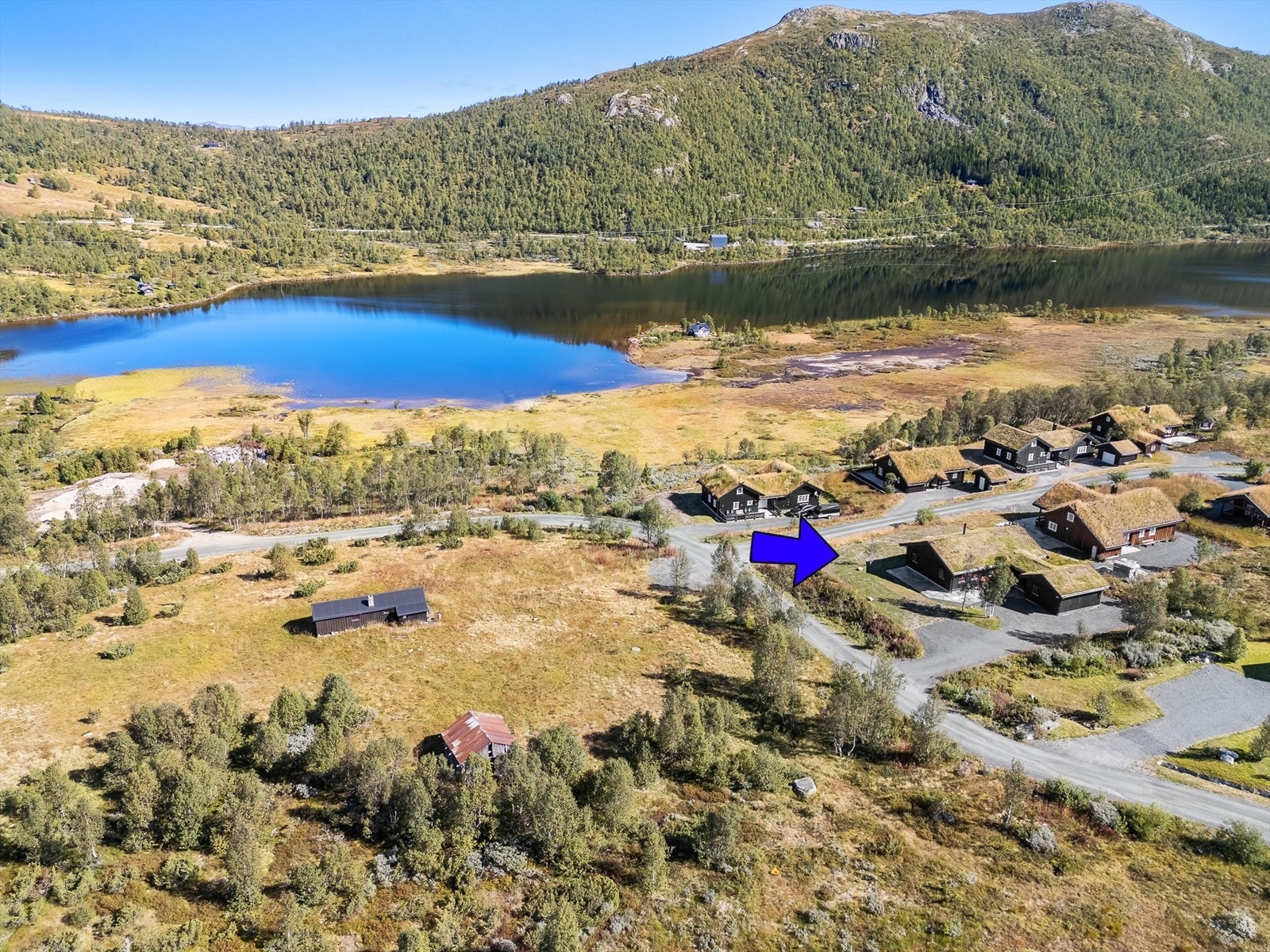 Ifølge selger følger det fiskerett for hytta i vannet nedenfor hyttefeltet. Dette er etter avtale med grunneier og grendelaget.
Her er det også båter til utlån. Galleribilde