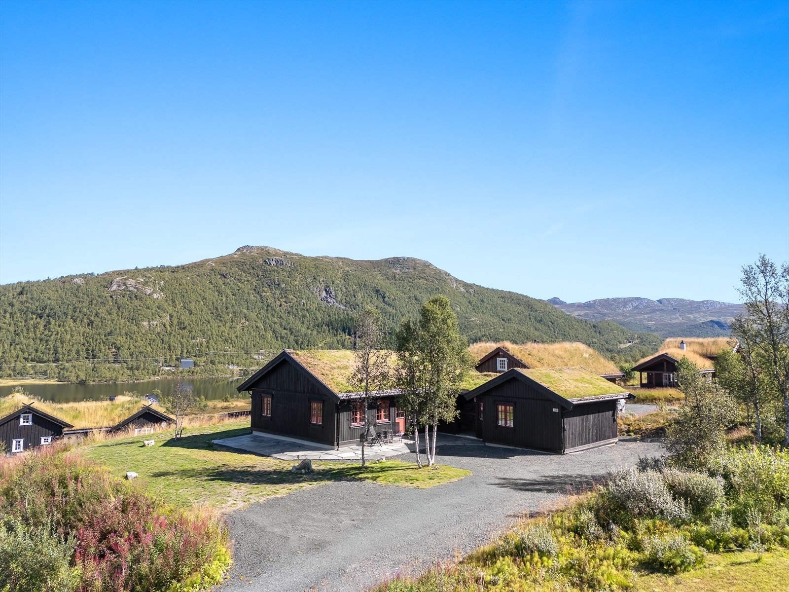 Eiendommen har en 1 067,5 kvm stor hjørnetomt pent opparbeidet med plen/voll og naturlig vegetasjon.
Innkjørsel til eiendommen, samt gårdsplass er gruslagt. Galleribilde