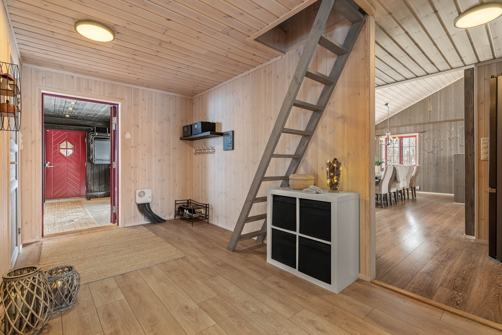 Fra entreen er det trapp opp til et hemsrom. Galleribilde