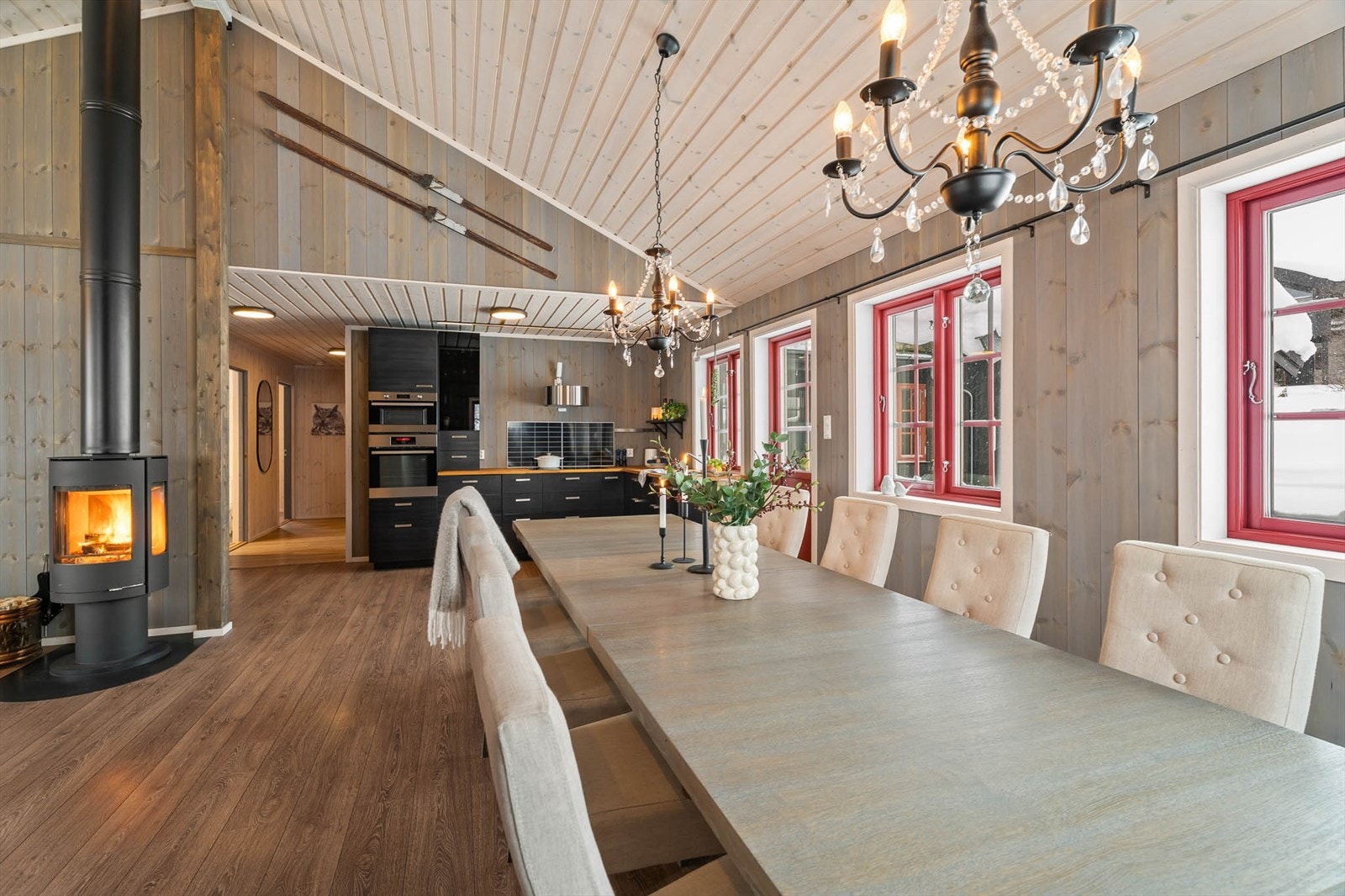 Hytta fremstår som en stor og flott familiehytte fra 2014 med god planløsning og gjennomgående overflater. Det er laminat og flis på gulv, samt trepanel på vegger i store deler av hytta. Det er bredbånd og app-styrt varme. Hytta selges med møbler. Galleribilde