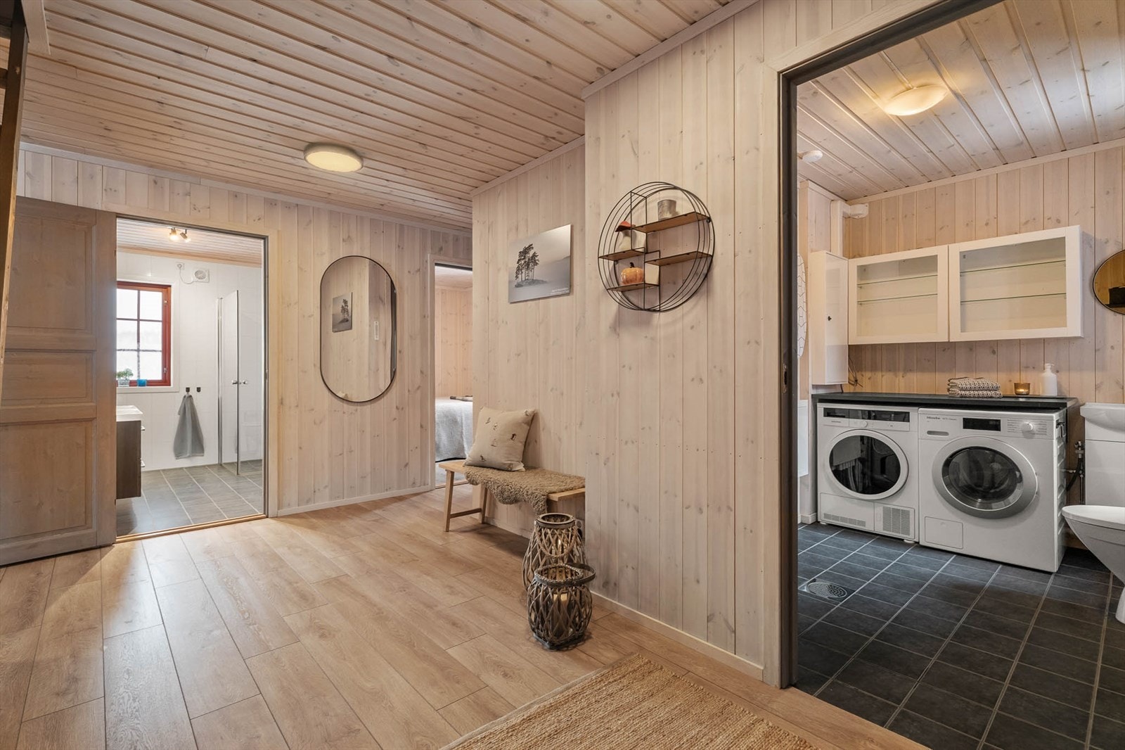 Hytta har i tillegg et praktisk vaskerom. Galleribilde