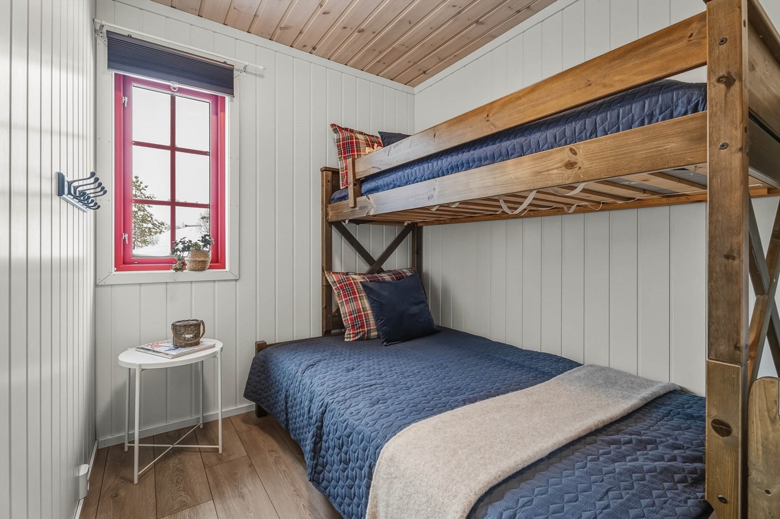 Soverom nr. 5 har laminat på gulv og panel på vegger. Rommet har familiekøye. Galleribilde