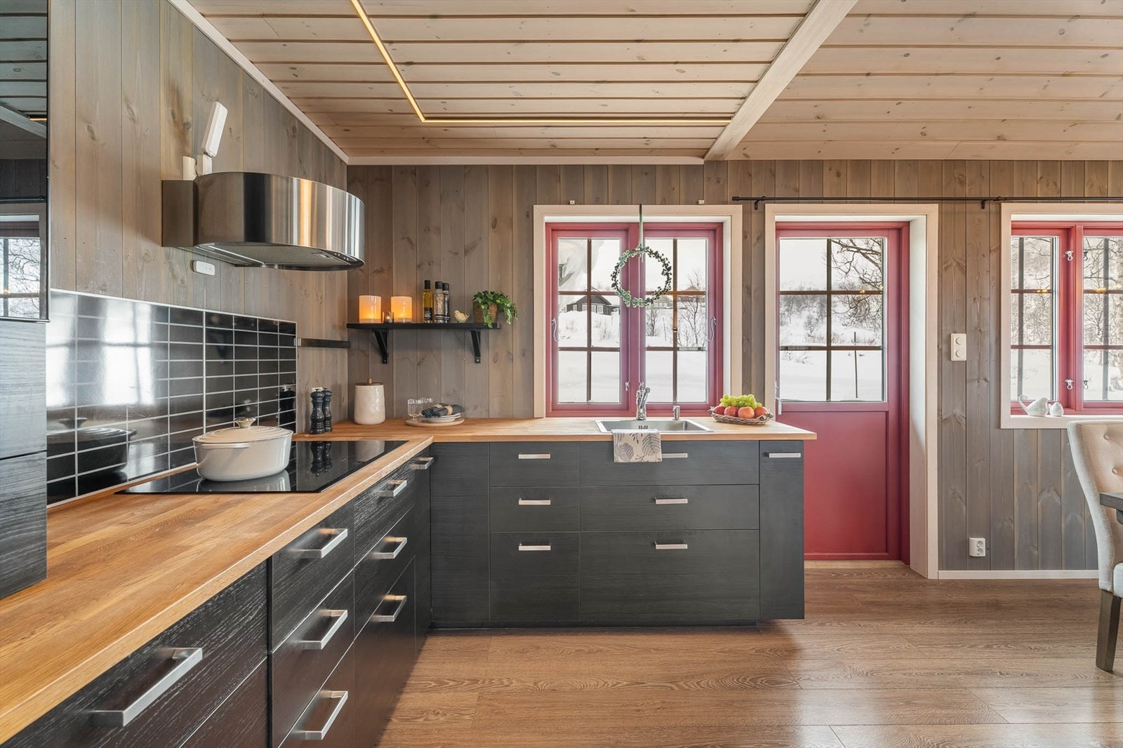 Ved spisestueplassen og kjøkkeninnredningen er det utgang til den flotte uteplassen. Galleribilde