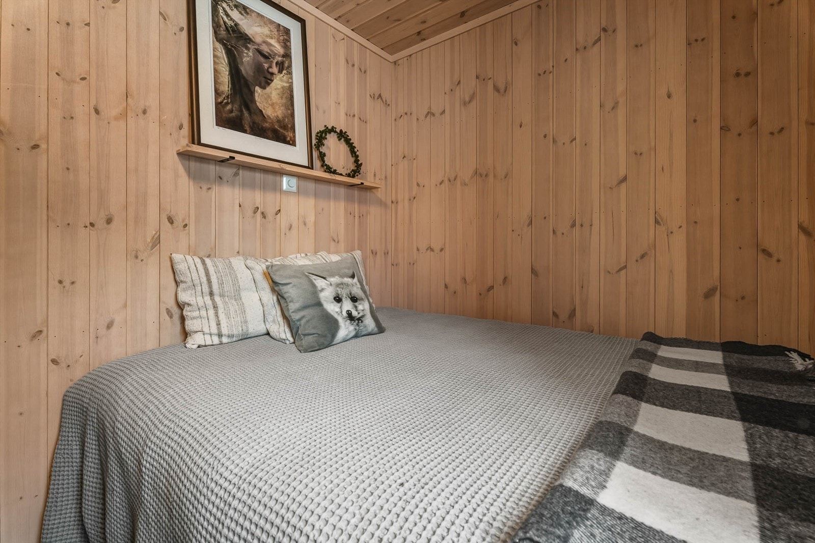 Soverom nr. 2 med laminat på gulv og panel på vegger. Rommet har dobbeltseng. Galleribilde