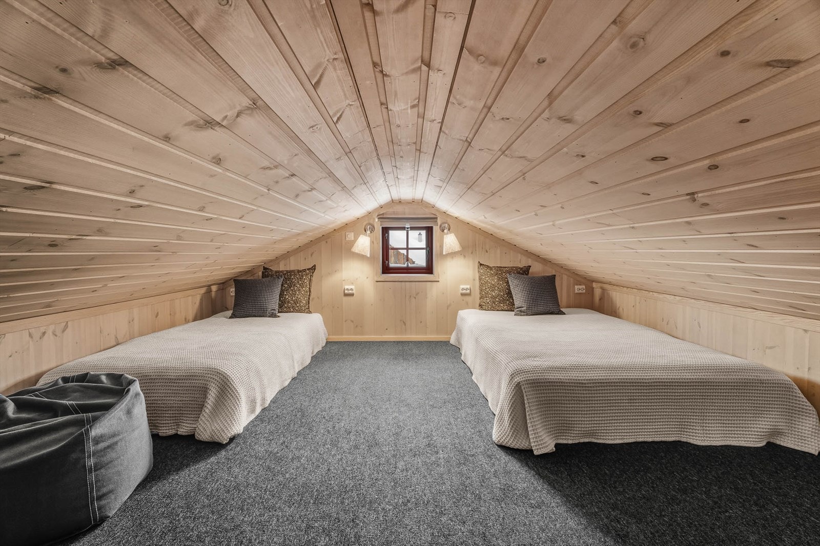 Hemsrommet har ikke målbart areal, men et gulvareal på 30 kvm.
Selger opplyser i egenerklæringsskjema at det i 2026 ble byttet vindu på hems til et godkjent rømningsvindu. Vinduet ble byttet etter at bilder ble tatt. Galleribilde