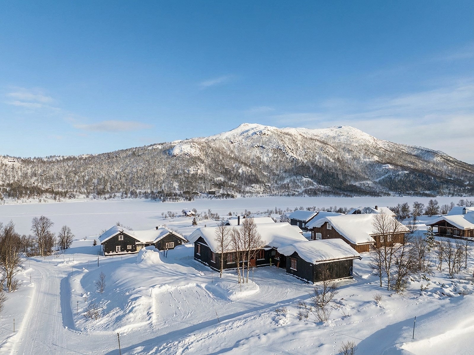 Bildet er tatt i overskyet vær, og himmel og lys er justert ved hjelp av KI. Galleribilde