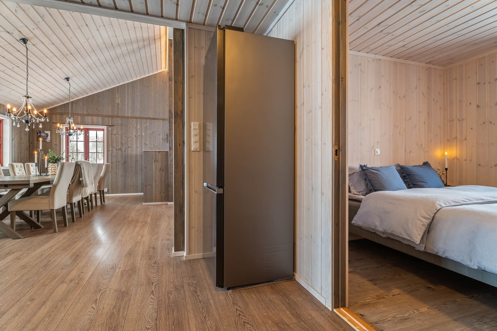 I hytta er det tre soverom, i tillegg er det ytterligere to soverom i annekset. Galleribilde