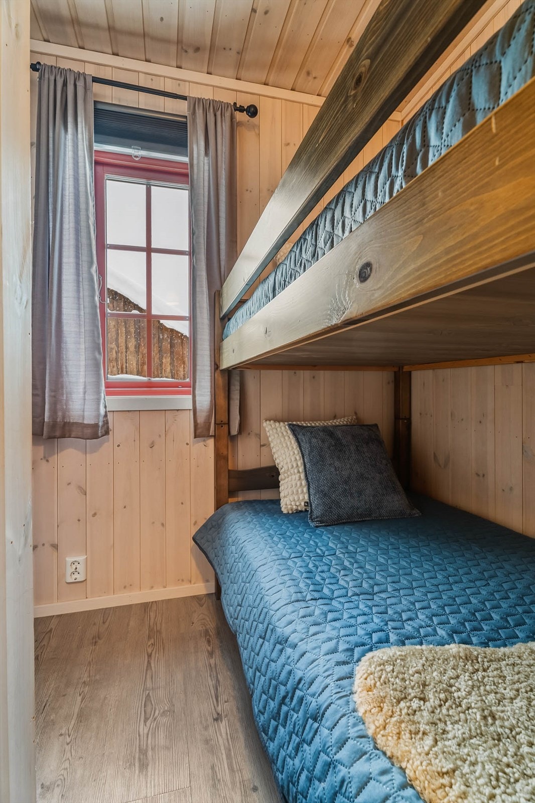 Soverom nr. 3 med laminat på gulv og panel på vegger. Rommet har køyeseng. Galleribilde