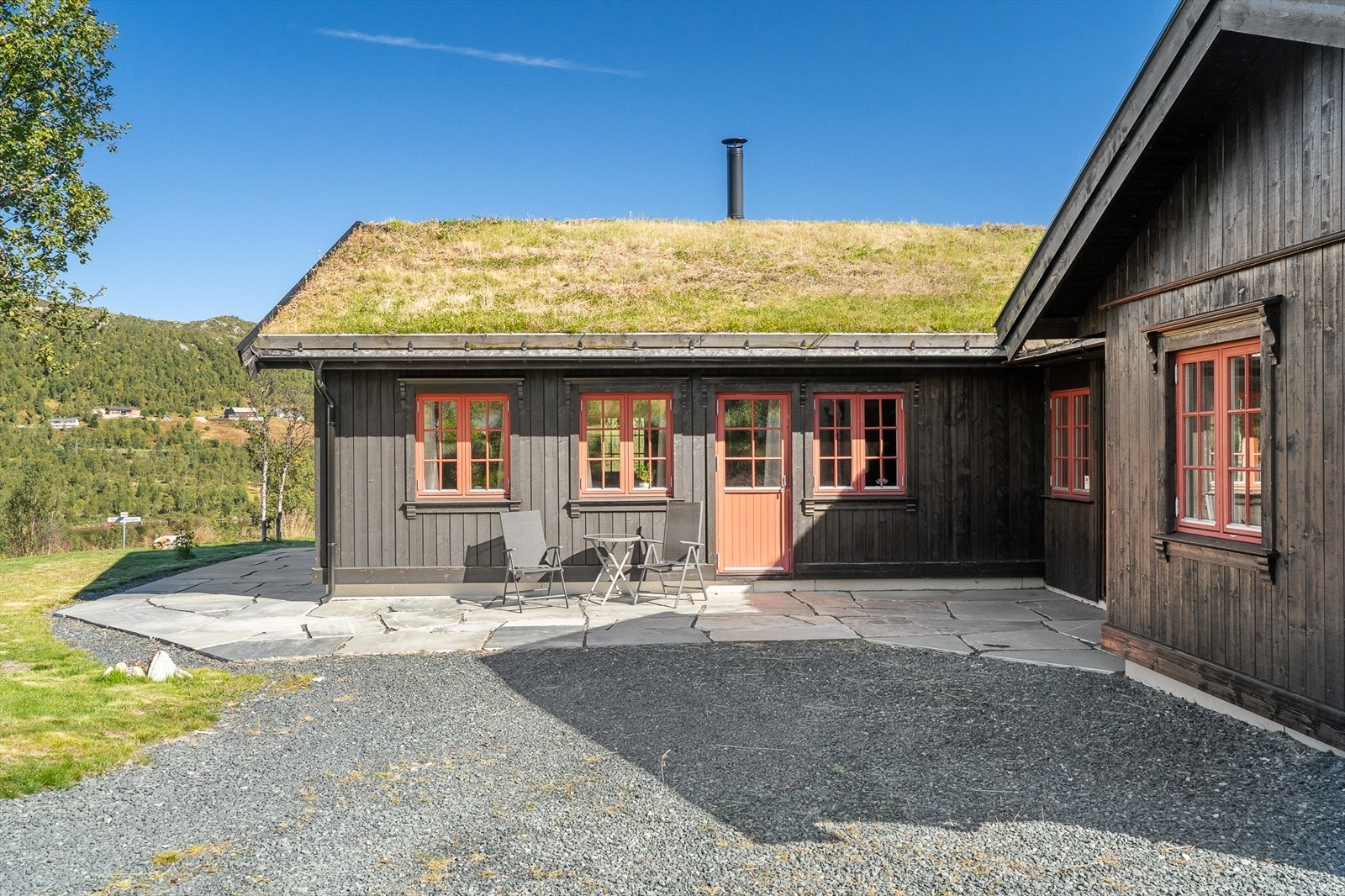 Rundt store deler av hytta ble det i 2021 tillaget en flott uteplass med skiferstein.
Samtidig ble parkeringsplassen utvidet og det ble lagt grus. Galleribilde